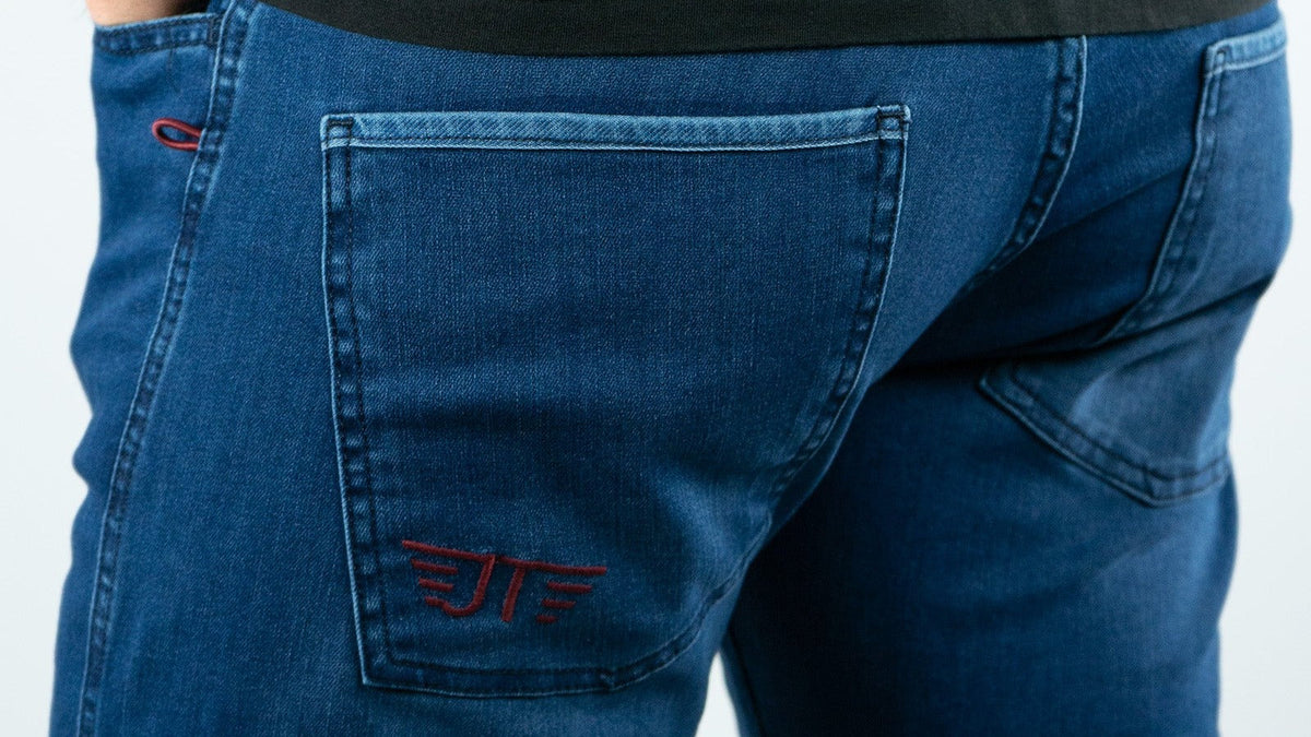 Detalle del logo JT bordado en el bolsillo del pantalón de escalada Turia Jeans